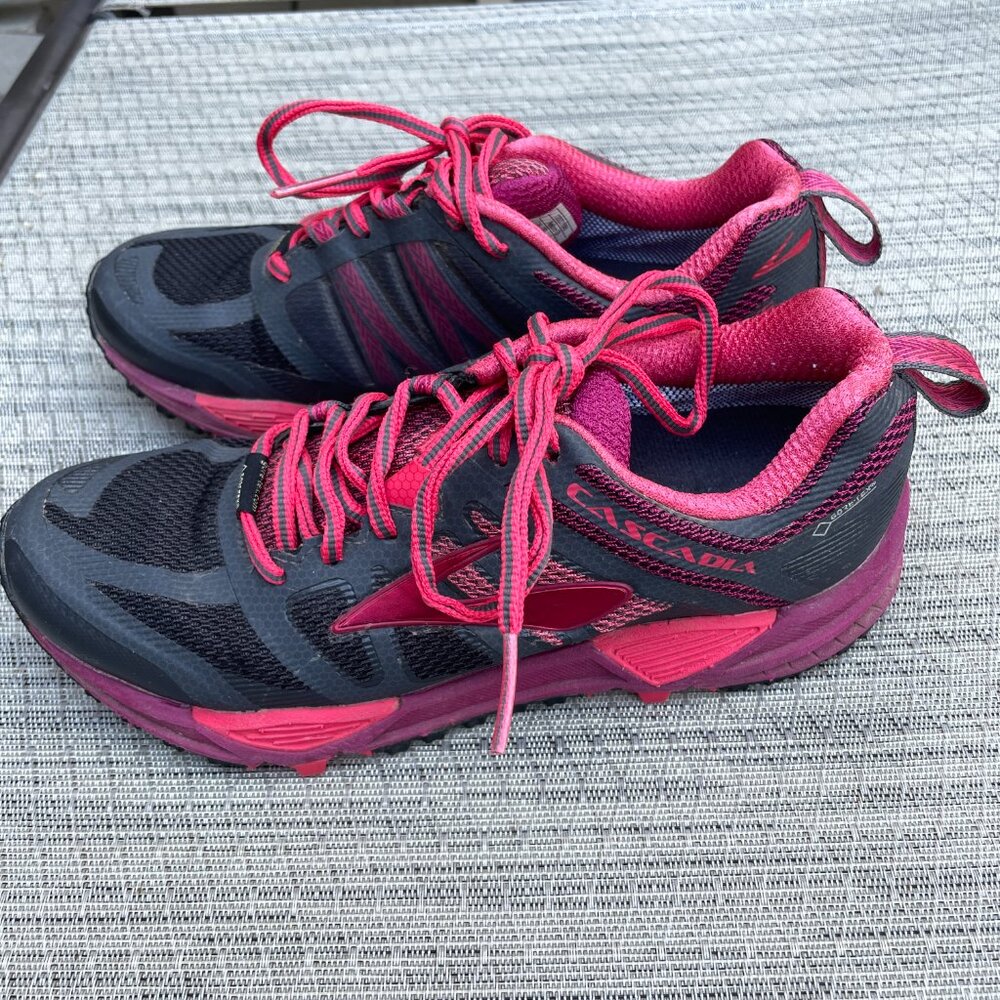 Brooks Cascadia 11 Womens Size 6‎ Gore-TexTrail Trial Running Shoes Black Pink